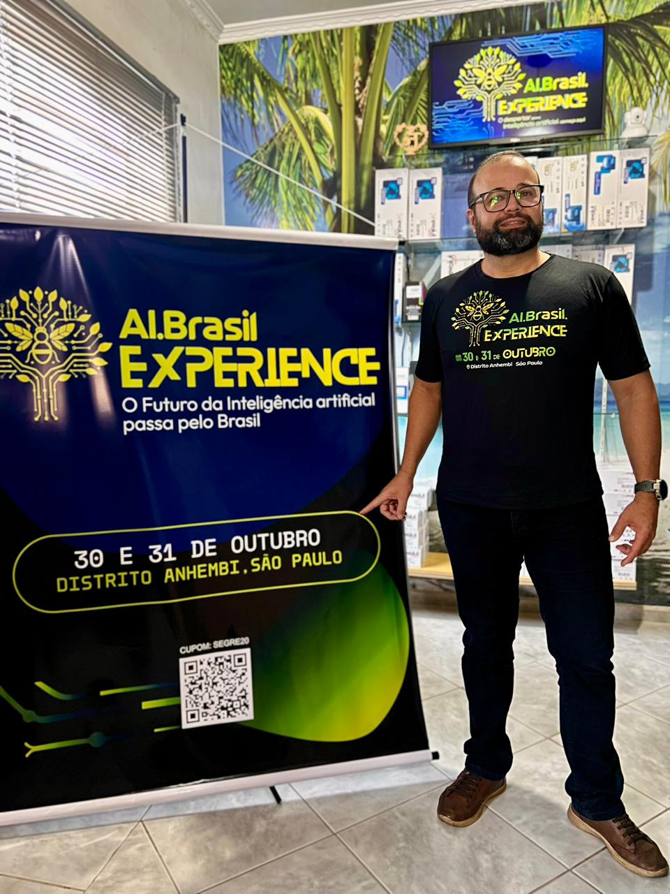 Jairo Segre ao lado do banner AI Brasil Experience