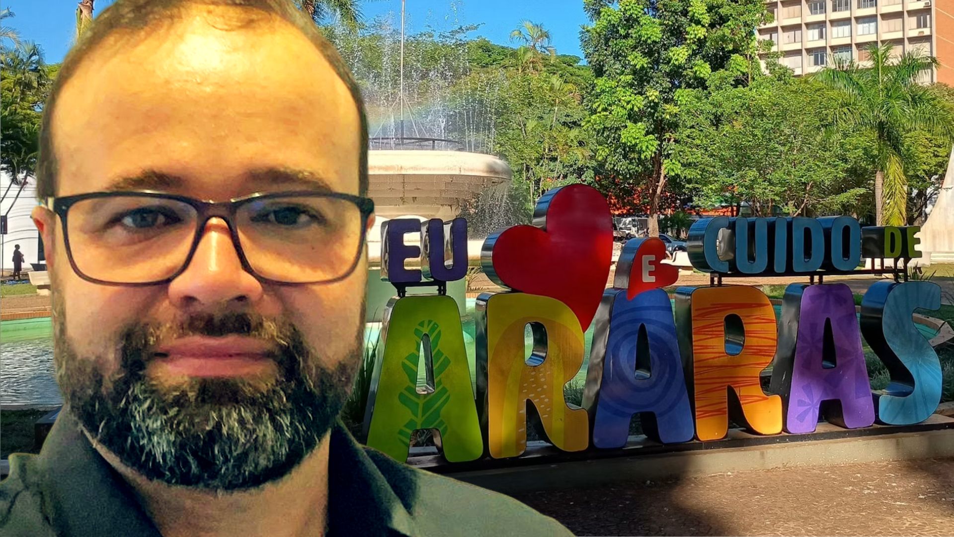 Jairo Segre em selfie no letreiro 'Eu ♥ Araras'