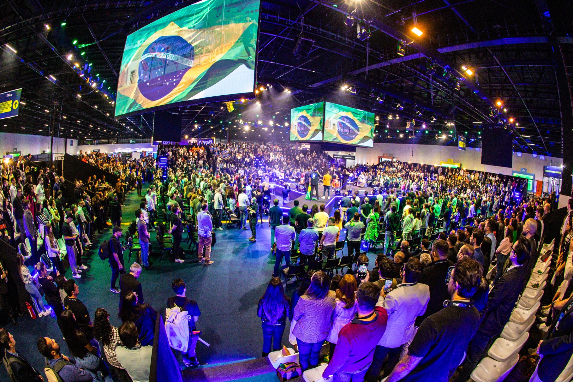 Público em pé no palco principal do AI Brasil Experience