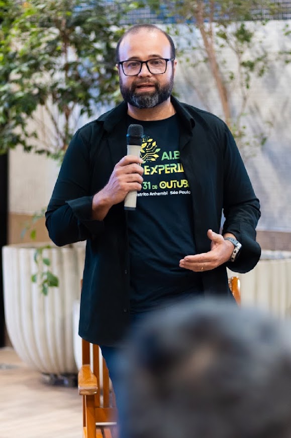 Jairo Segre palestrando sobre AI Brasil